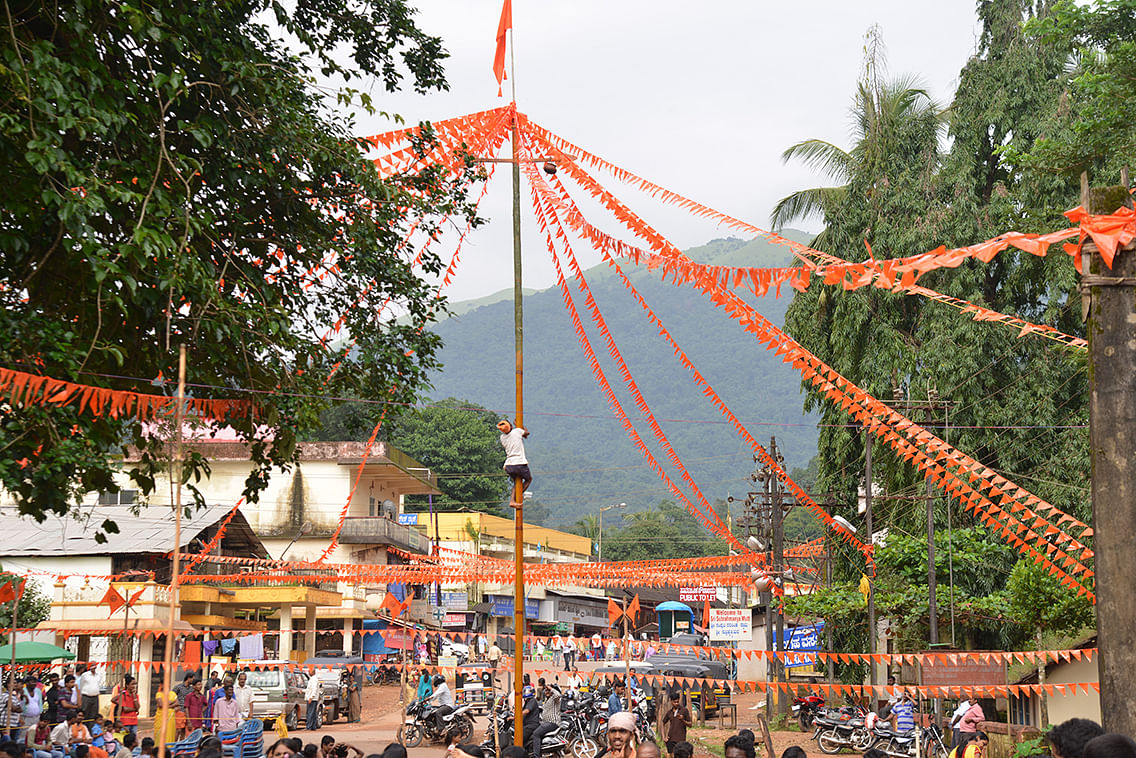 ಕಂಬ ಏರಿ ಮೊಸರು ಕುಡಿಕೆ ಒಡೆಯುವ ಸಾಹಸ. ಸುಬ್ರಹ್ಮಣ್ಯದ ನೋಟ