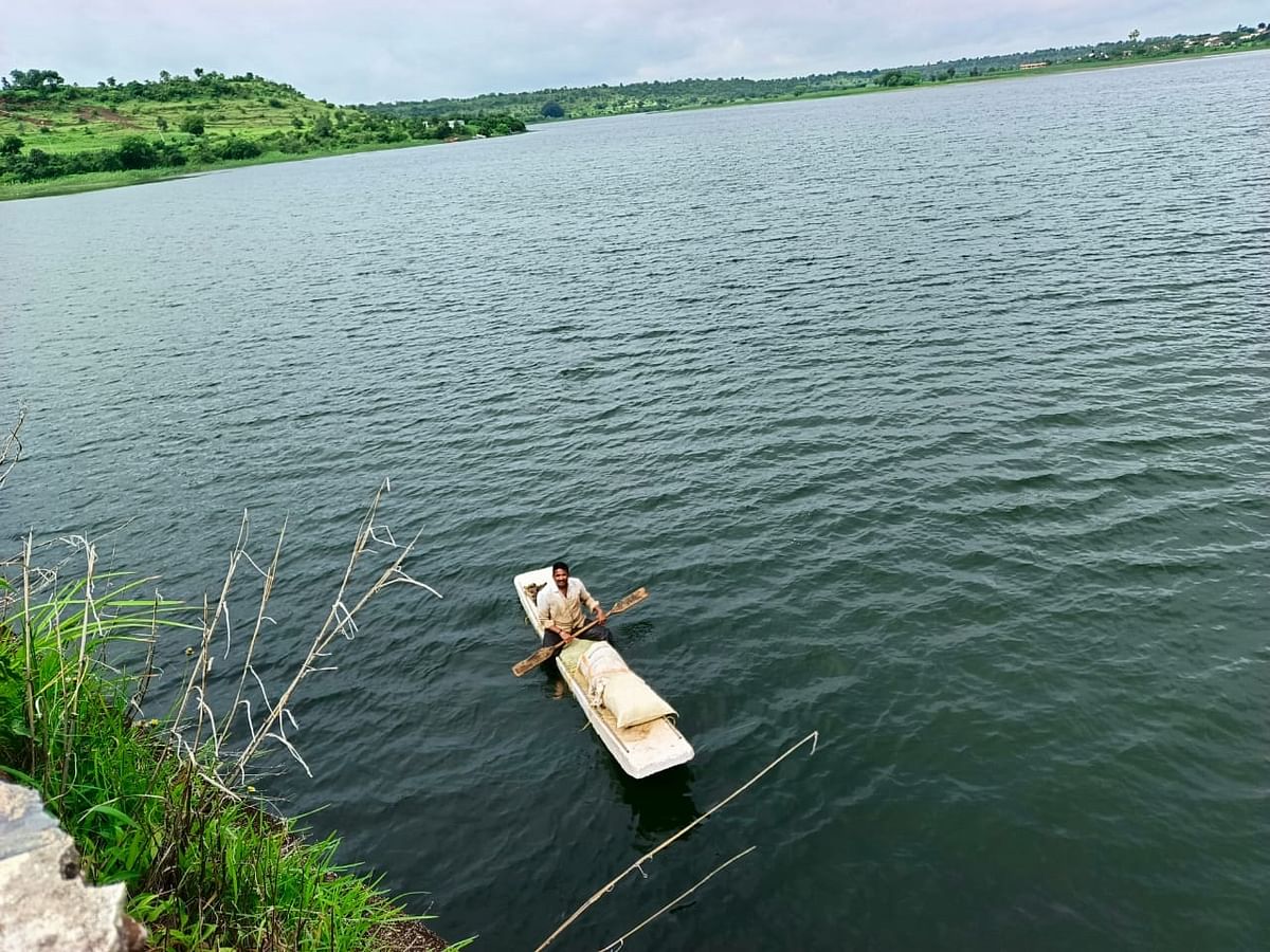 ಚಿಂಚೋಳಿ ತಾಲ್ಲೂಕು ನಾಗರಾಳ ಜಲಾಶಯದಲ್ಲಿ ಮೀನುಗಾರರೊಬ್ಬರು ಮೀನುಗಾರಿಕೆಯಲ್ಲಿ ತೊಡಗಿರುವುದು