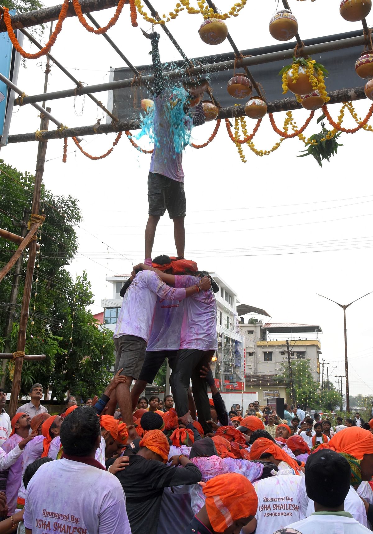 ಮೊಸರು ಕುಡಿಕೆ ಒಡೆಯುವ ಸಂಭ್ರಮ