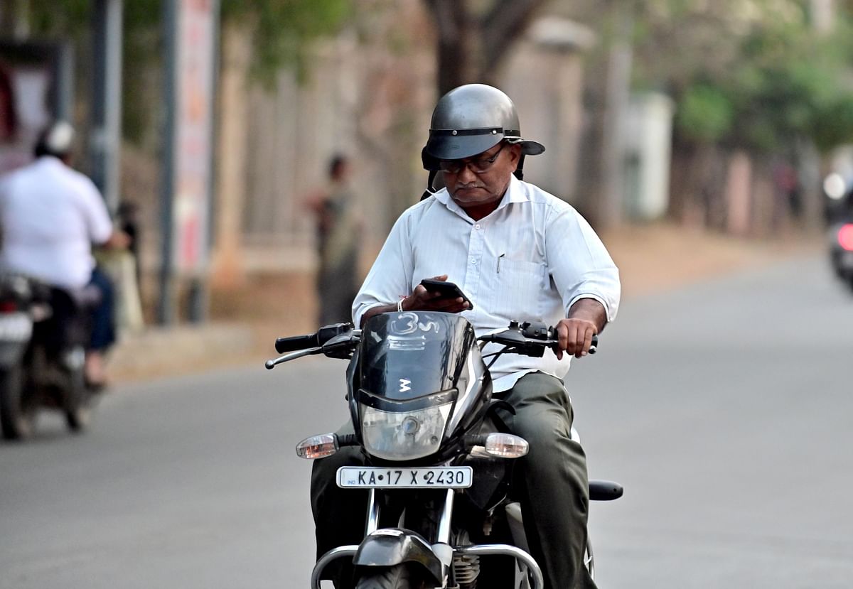 ದಾವಣಗೆರೆಯ ಕುವೆಂಪು ಕನ್ನಡ ಭವನ ರಸ್ತೆಯಲ್ಲಿ ಬೈಕ್ ಓಡುಸುತ್ತಲೇ ಮೊಬೈಲ್‌ ಬಳಸುತ್ತಿರುವ ಸವಾರ –ಪ್ರಜಾವಾಣಿ ಚಿತ್ರ / ಸತೀಶ ಬಡಿಗೇರ್