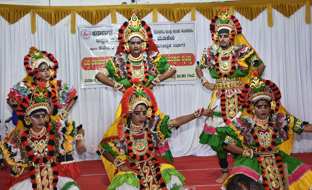 ಜಾನಪದ ವೈವಿಧ್ಯ ಕಾರ್ಯಕ್ರಮದಲ್ಲಿ ವೈವಿಧ್ಯಮಯವಾದ ಜಾನಪದ ನೃತ್ಯಗಳನ್ನು ಕಲಾವಿದರು ಪ್ರದರ್ಶಿಸಿದರು