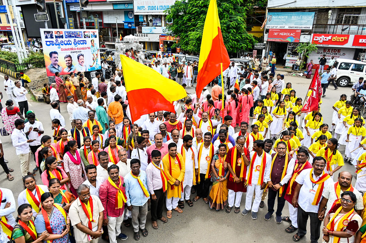 ಕಲಬುರಗಿಯಲ್ಲಿ ಗುರುವಾರ ನಡೆದ ತಾಲ್ಲೂಕು ಮಟ್ಟದ ಕನ್ನಡ ಸಾಹಿತ್ಯ ಸಮ್ಮೇಳನದ ಅಧ್ಯಕ್ಷರ ಮೆರವಣಿಗೆಯಲ್ಲಿ ಪಾಲ್ಗೊಂಡಿದ್ದ ಗಣ್ಯರು ಸಾರ್ವಜನಿಕರು –ಪ್ರಜಾವಾಣಿ ಚಿತ್ರ