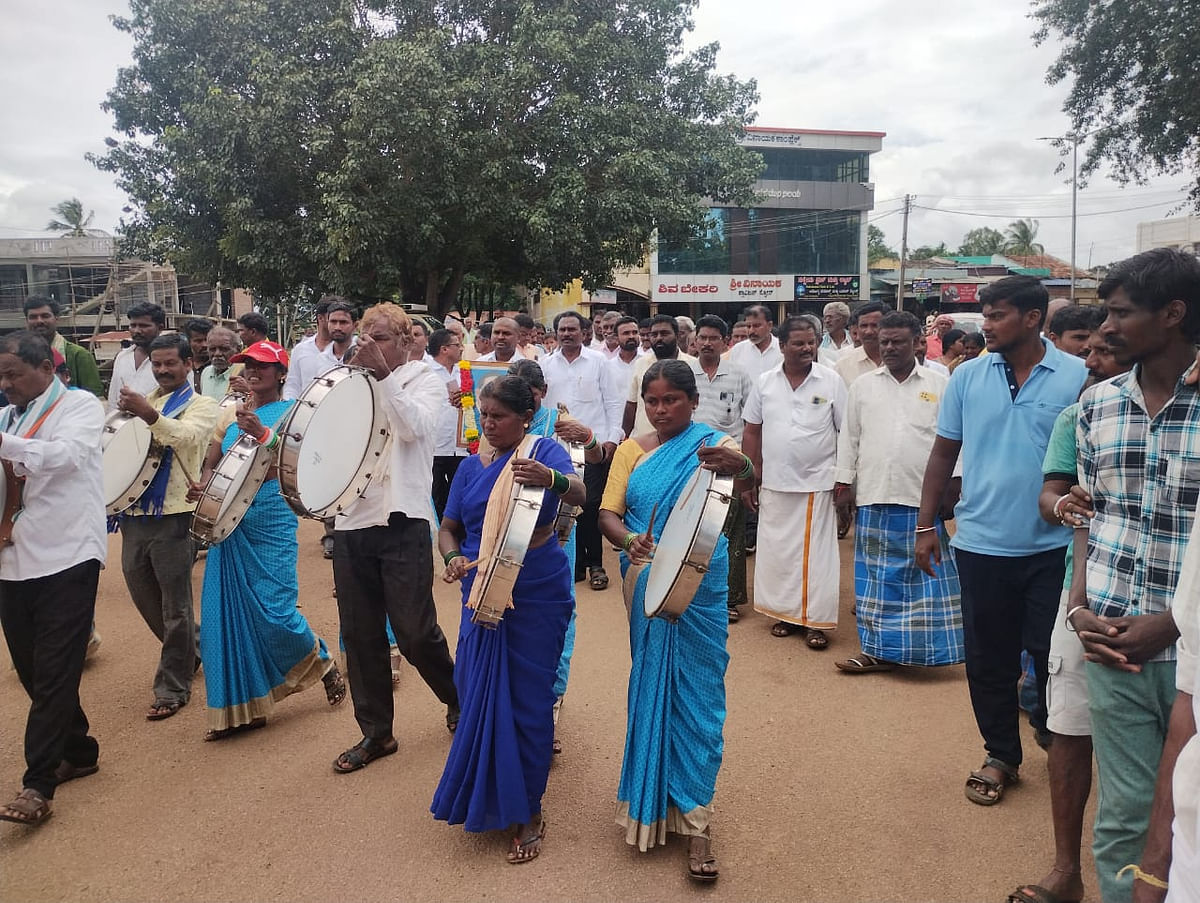 ಒಳಮೀಸಲಾತಿ ಕಲ್ಪಿಸುವ ಆದೇಶ ಹೊರಡಿಸುವಂತೆ ರಾಜ್ಯ ಸರ್ಕಾರದ ವಿರುದ್ಧ ಸಿರಿಗೆರೆಯಲ್ಲಿ ಪ್ರತಿಭಟನೆ ನಡೆಸಲಾಯಿತು