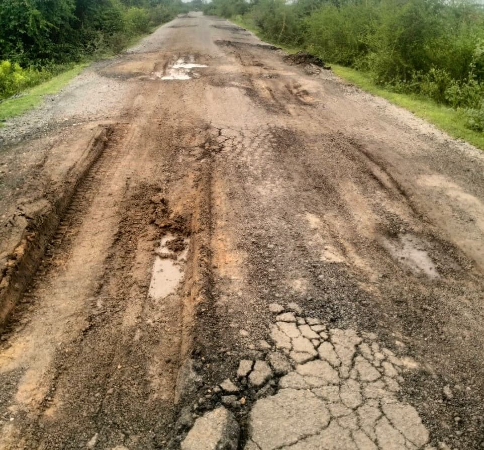 ಕವಲೂರು - ಬನ್ನಿಕೊಪ್ಪ ರಸ್ತೆ ಹದಗೆಟ್ಟಿರುವುದು