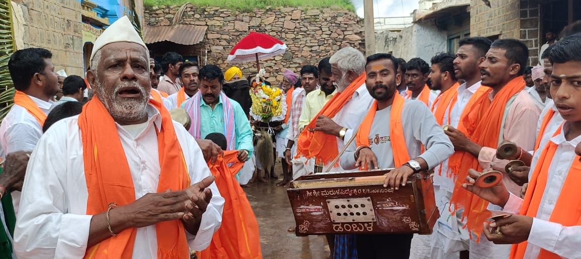 ಡಂಬಳ  ಗ್ರಾಮದ ಮರಳ ಸಿದ್ದೇಶ್ವರ ದೇವಸ್ಥಾನದ ಭಜನಾ ಸಮಿತಿಯವರು ಶ್ರಾವಣ ಮಾಸದ ಅಂಗವಾಗಿ ಭಜನಾ ಪದಗಳನ್ನು ಹಾಡುತ್ತ ಪ್ರದಕ್ಷಿಣೆ ಹಾಕುತ್ತಿರುವ ದೃಶ್ಯ