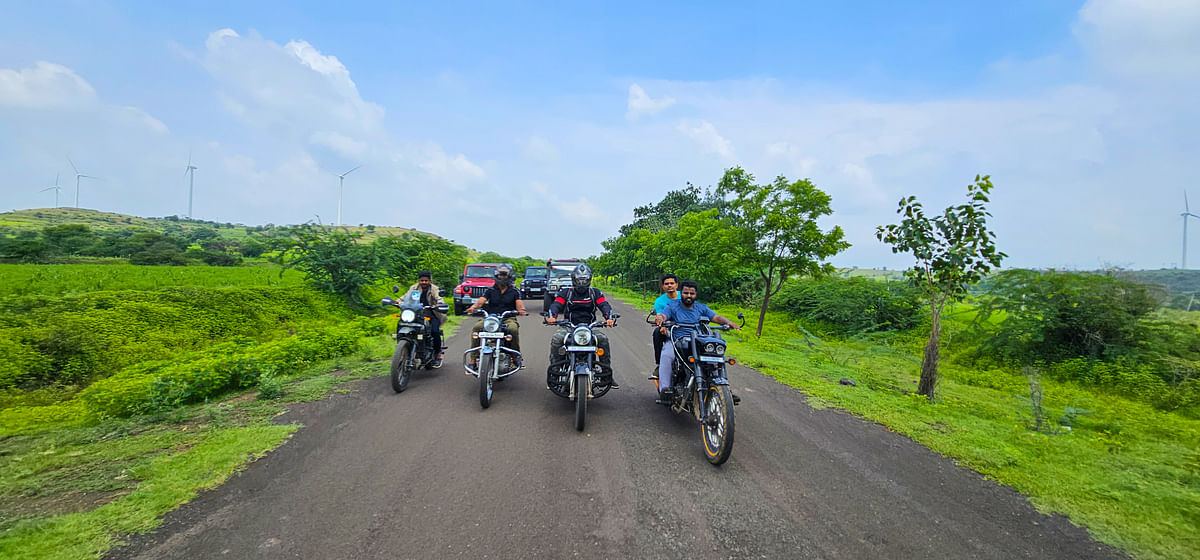 ಬೈಕುಗಳನ್ನೇರಿ ಸಾವಳಸಂಗ ಬೆಟ್ಟಕ್ಕೆ ತೆರಳುತ್ತಿರುವ ಚಾರಣಿಗರು–ಚಿತ್ರ:ವಿನೋದ ಕುಮಾರ ಮಣೂರ