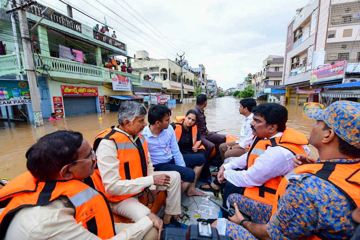 ವಿಜಯವಾಡದ ಪ್ರವಾಹಪೀಡಿತ ಪ್ರದೇಶಗಳನ್ನು ಮುಖ್ಯಮಂತ್ರಿ ಎನ್‌. ಚಂದ್ರಬಾಬು ನಾಯ್ಡು ಅವರು ದೋಣಿಯಲ್ಲಿ ತೆರಳಿ ಪರಿಶೀಲಿಸಿದರು.  ಪಿಟಿಐ ಚಿತ್ರ