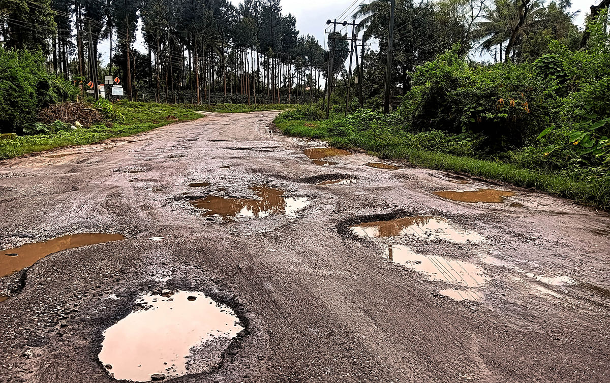 ಸಕಲೇಶಪುರ ತಾಲ್ಲೂಕಿನ ಬಾಳ್ಳುಪೇಟೆ–ಮಾಗಲು ನಡುವೆ ಬೇಲೂರು–ಸೋಮವಾರಪೇಟೆ ರಾಜ್ಯ ಹೆದ್ದಾರಿ ಗುಂಡಿಬಿದ್ದು ವಾಹನಗಳ ಸಂಚಾರಕ್ಕೆ ಸಂಚಕಾರ ಉಂಟಾಗಿದೆ