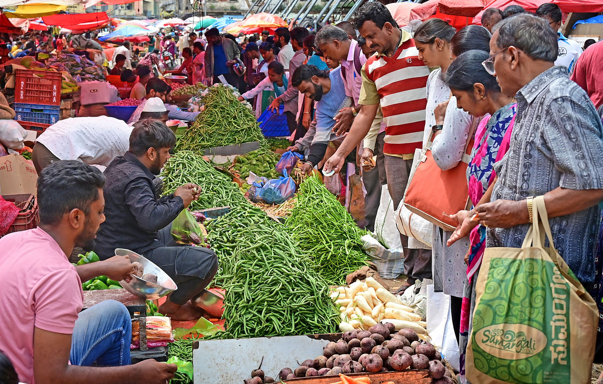 ನಗರದ ಕೆ.ಆರ್. ಮಾರುಕಟ್ಟೆಯಲ್ಲಿ ಗೌರಿ–ಗಣೇಶ ಹಬ್ಬದ ಅಂಗವಾಗಿ ಬುಧವಾರ ಸಾರ್ವಜನಿಕರು ತರಕಾರಿ ಖರೀದಿಸಿದರು   ಪ್ರಜಾವಾಣಿ ಚಿತ್ರ: ರಂಜು ಪಿ.