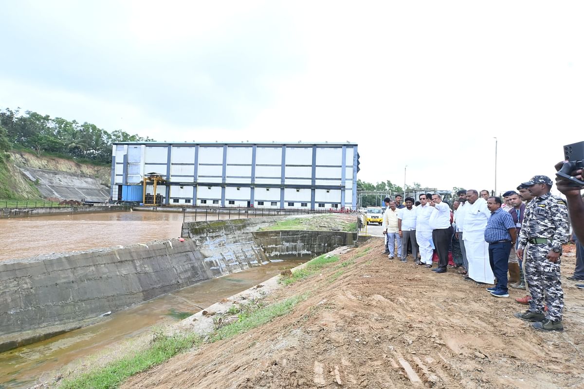 ಸಕಲೇಶಪುರ ತಾಲ್ಲೂಕಿನ ಹೆಬ್ಬನಹಳ್ಳಿ ಬಳಿ ವಿತರಣಾ ನಾಲೆಯನ್ನು ಸಚಿವ ಕೆ.ಎನ್‌. ರಾಜಣ್ಣ ವೀಕ್ಷಿಸಿದರು.