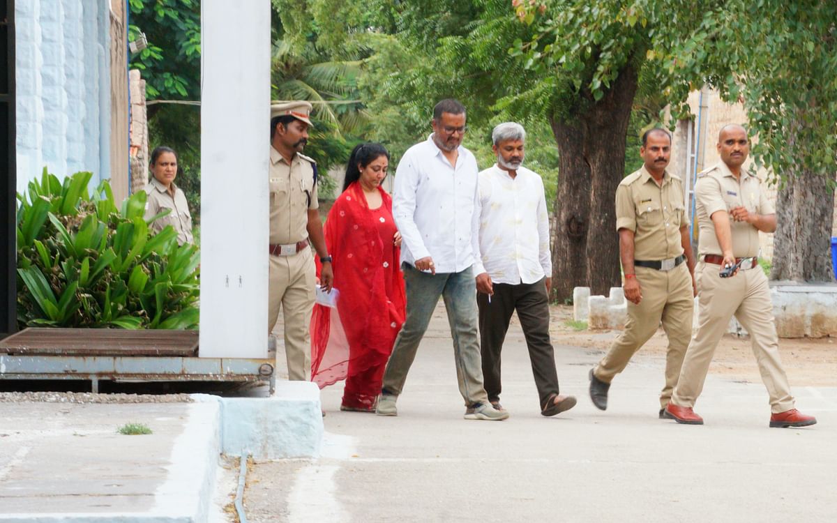 ಬಳ್ಳಾರಿ ಕಾರಾಗೃಹದಲ್ಲಿ ದರ್ಶನ್‌ಗೆ ಭೇಟಿಯಾಗಿ ವಿಜಯಲಕ್ಷ್ಮಿ ದಿನಕರ್‌ ಮತ್ತು ಸಂಬಂಧಿ ಹೊರಬಂದರು