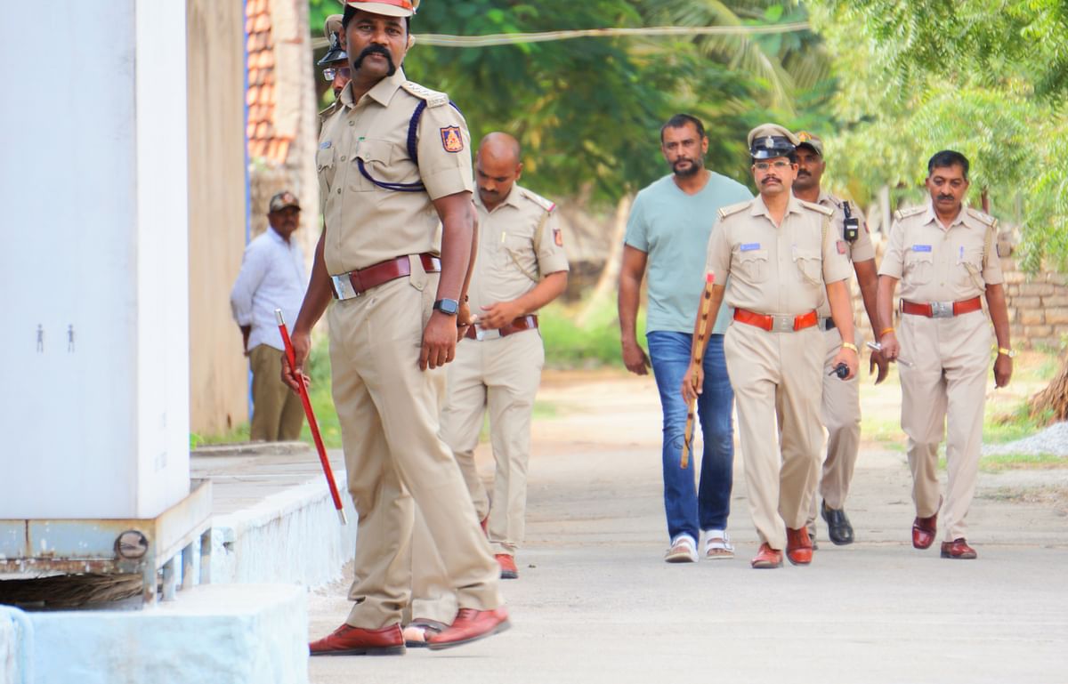 ಬಳ್ಳಾರಿ ಕಾರಾಗೃಹದಲ್ಲಿನ ಸಂದರ್ಶಕರ ಕೊಠಡಿಗೆ ಗುರುವಾರ ಪೊಲೀಸರು ದರ್ಶನ್‌ಗೆ ಕರೆದೊಯ್ದರು