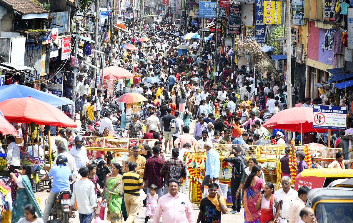 ಶಿವಮೊಗ್ಗದ ಗಾಂಧಿ ಬಜಾರ್‌ನಲ್ಲಿ ಹಬ್ಬದ ಖರೀಗೆ ಸೇರಿರುವ ಜನಸ್ತೋಮ