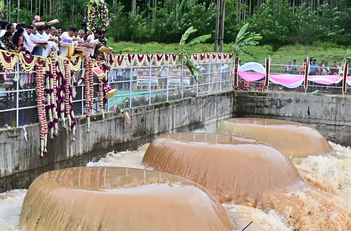 ಮುಖ್ಯಮಂತ್ರಿ ಸಿದ್ದರಾಮಯ್ಯ ಹಾಗೂ ಉಪಮುಖ್ಯಮಂತ್ರಿ ಡಿ.ಕೆ.ಶಿವಕುಮಾರ್ ಹಾಸನ‌ ಜಿಲ್ಲೆಯ ಸಕಲೇಶಪುರ ತಾಲ್ಲೂಕಿನ ಹೆಬ್ಬನಹಳ್ಳಿಯಲ್ಲಿ ಶುಕ್ರವಾರ ಎತ್ತಿನಹೊಳೆ ಯೋಜನೆಯ ಪ್ರಥಮ ಹಂತಕ್ಕೆ ಬಾಗಿನ ಅರ್ಪಿಸಿ ಚಾಲನೆ ನೀಡಿದರು.