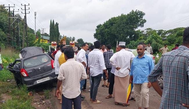 ಕಾರು ಅಪಘಾತ ಸಂಭವಿಸಿದ ಸ್ಥಳದಲ್ಲಿ ಸೇರಿದ ಜನರು