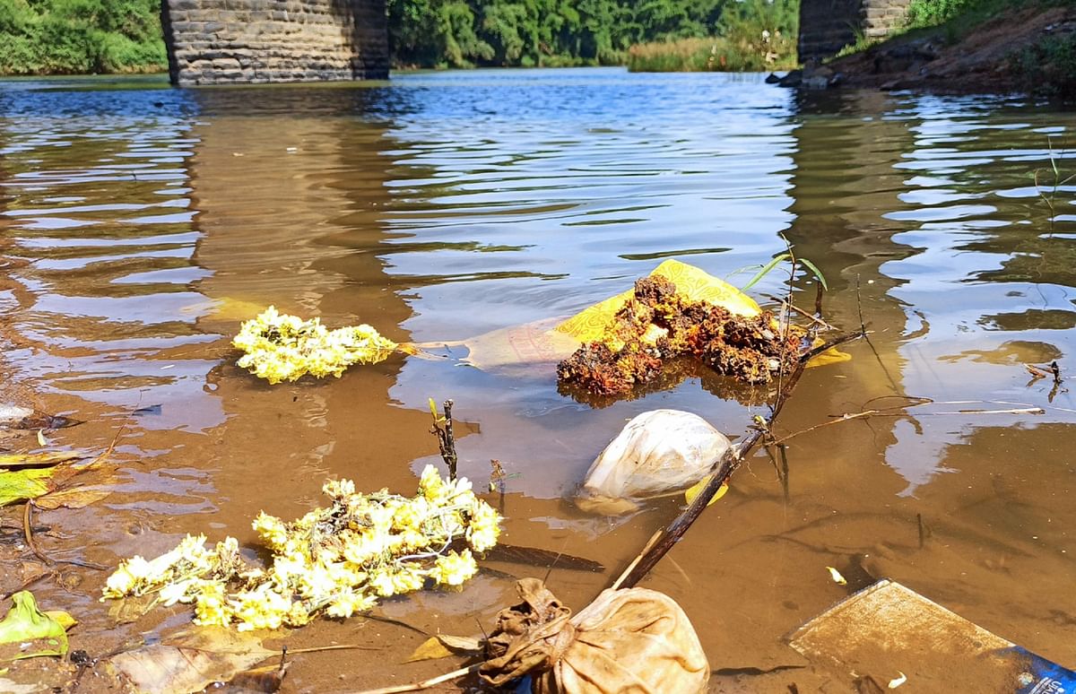 ಕೊಡಗು ಜಿಲ್ಲೆಯಲ್ಲಿ ಪೂಜೆ ಮಾಟ ಮಂತ್ರದ ತ್ಯಾಜ್ಯವನ್ನು ಕಾವೇರಿ ನದಿಗೆ ಹಾಕಿರುವುದು