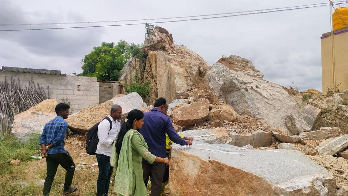 ಸ್ಥಳ ಪರಿಶೀಲನೆ ನಡೆಸುತ್ತಿರುವ ಕಂದಾಯ ಅಧಿಕಾರಿಗಳು 