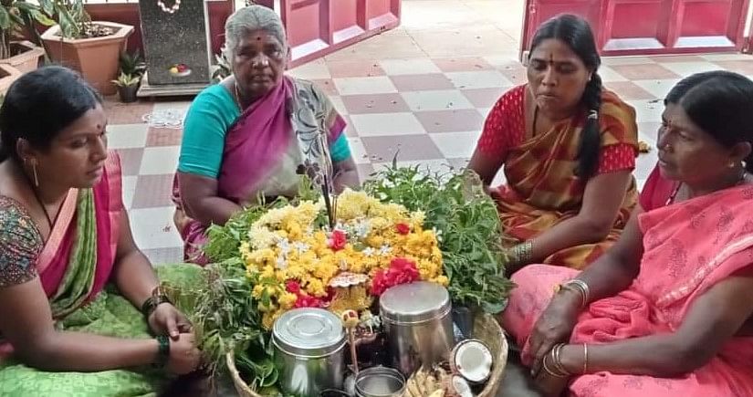 ಜನಪದ ದೈವ ಜೋಕುಮಾರಸ್ವಾಮಿ ಹೊತ್ತು ಹಾಡು ಹೇಳುತ್ತಿರುವ ಮಹಿಳೆಯರು