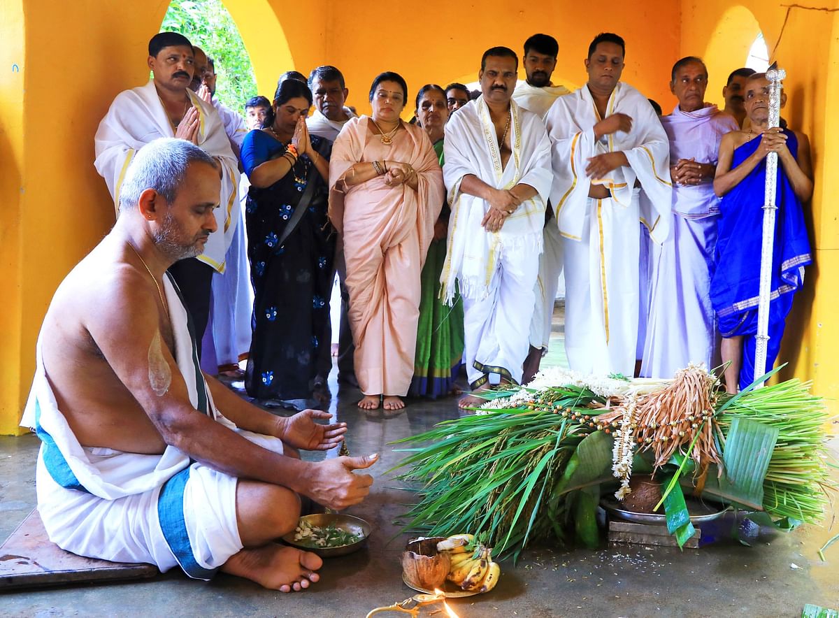 ದರ್ಪಣತೀರ್ಥ ನದಿಯ ತಟದಲ್ಲಿ ವಿವಿಧ ವೈದಿಕ ವಿಧಿ ವಿಧಾನಗಳ ಮೂಲಕ ಪ್ರಧಾನ ಅರ್ಚಕರು ಪೂಜೆ ನೆರವೇರಿಸಿದರು