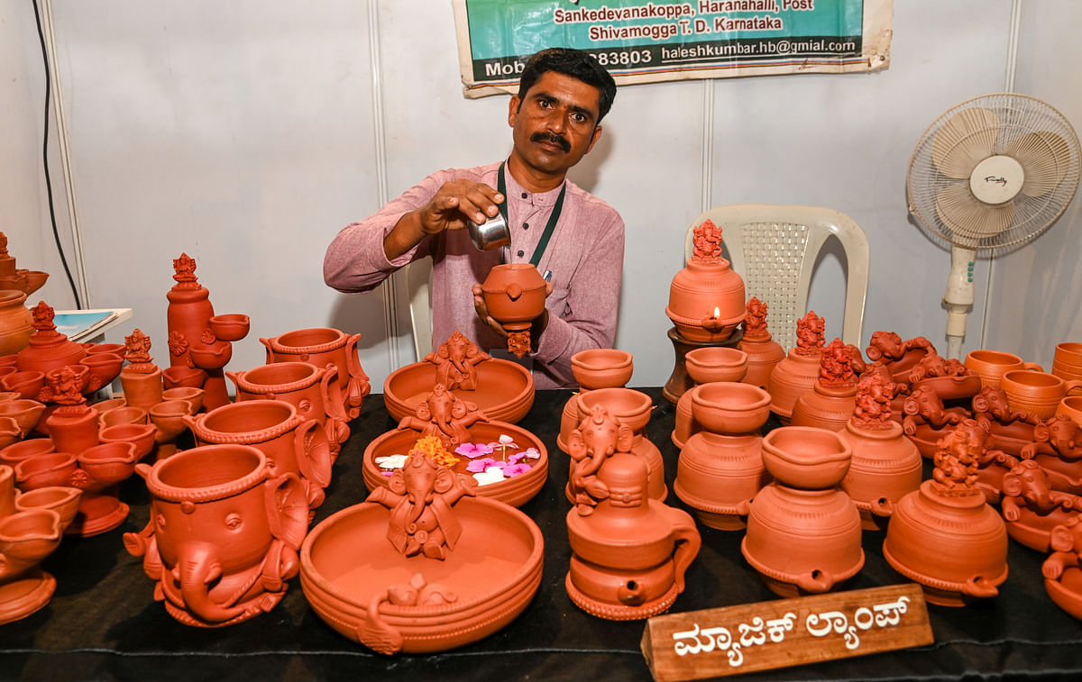 ಜೇಡಿ ಮಣ್ಣಿನಲ್ಲಿ ತಯಾರಿಸಿದ ಕುಂಬಾರಿಕೆಯ ಸಾಮಗ್ರಿಗಳನ್ನು ಪ್ರದರ್ಶಿಸಿದ ಎಸ್‌.ಬಿ. ಹಾಲೇಶ್‌.