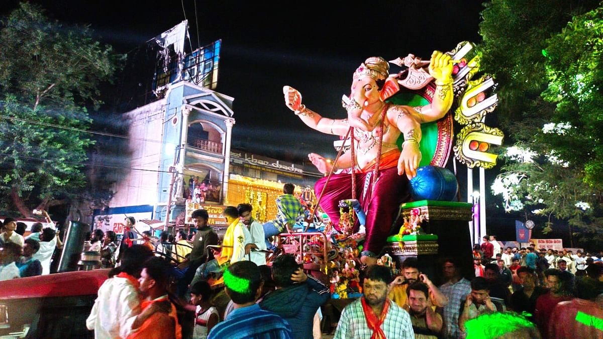 ಬೀದರ್‌ನಲ್ಲಿ ಬುಧವಾರ ರಾತ್ರಿ ನಡೆದ ಗಣೇಶನ ಮೂರ್ತಿಗಳ ಮೆರವಣಿಗೆ ಸಂದರ್ಭದಲ್ಲಿ ಹಾಕಿದ ಡಿಜೆ ಶಬ್ದದಿಂದ ಅನೇಕರು ಕಿವಿಯೊಳಗೆ ಬೆರಳು ಇಟ್ಟುಕೊಂಡು ನಿಂತಿದ್ದರು