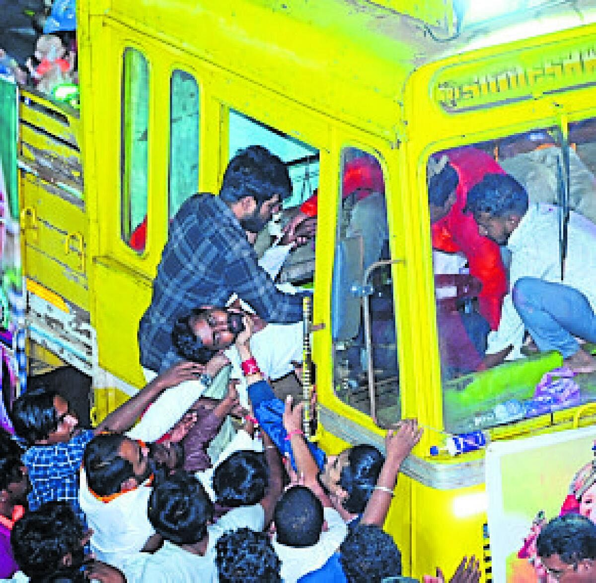 ಚೊಂಡಿ ಗಲ್ಲಿ ಗಣೇಶ ಮಂಡಳಿಗೆ ಸೇರಿದ ಗಣೇಶನ ಮೂರ್ತಿ ಹೊತ್ತು ತಂದಿದ್ದ ವಾಹನ ಚಾಲಕ ಕುಸಿದು ಬಿದ್ದಾಗ ಅಲ್ಲಿದ್ದವರು ಕೆಳಗಿಳಿಸಿದರು