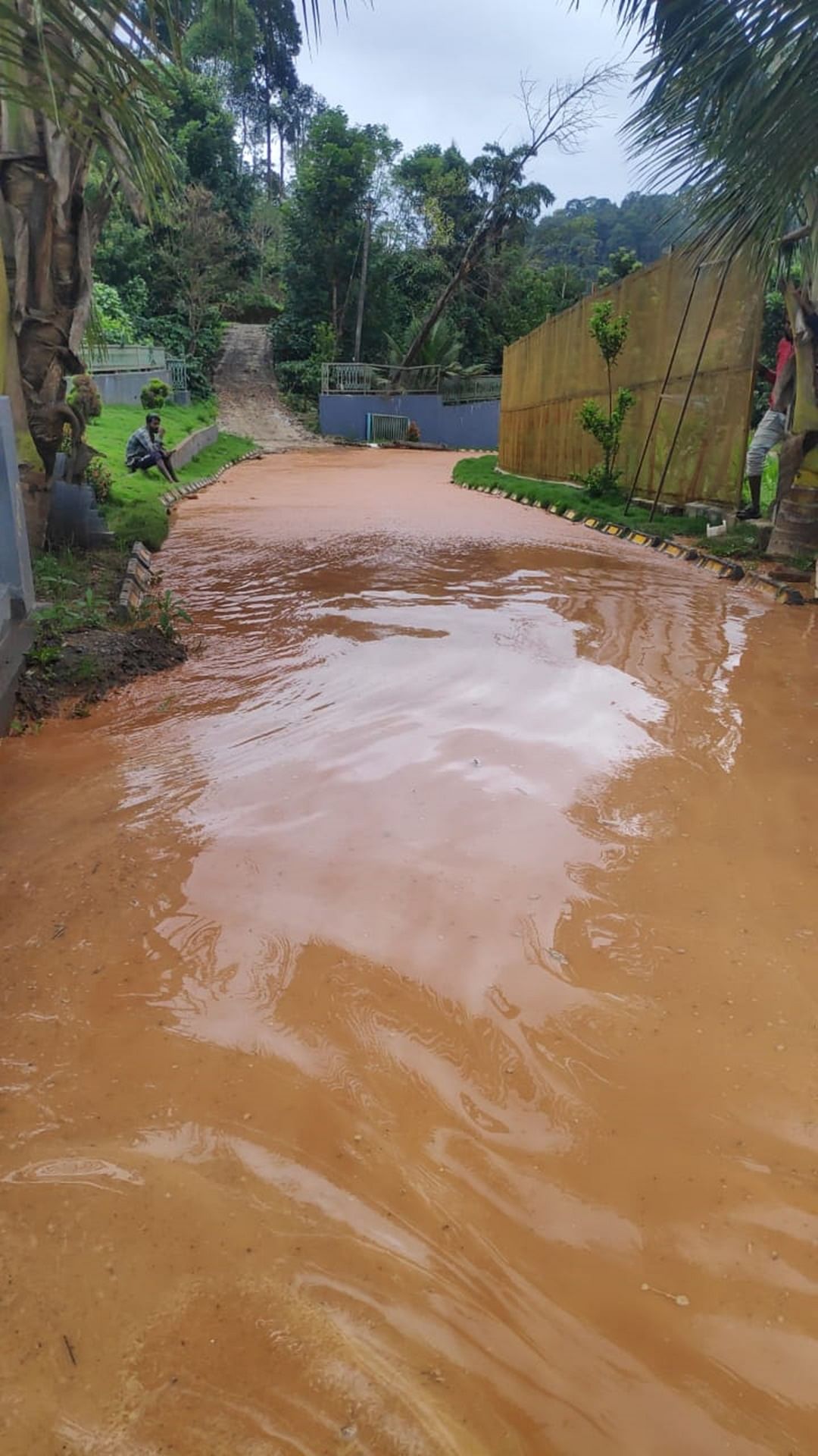 ರಸ್ತೆಯಲ್ಲಿ ಹೊಳೆಯಂತೆ ಹರಿದ ನೀರು.