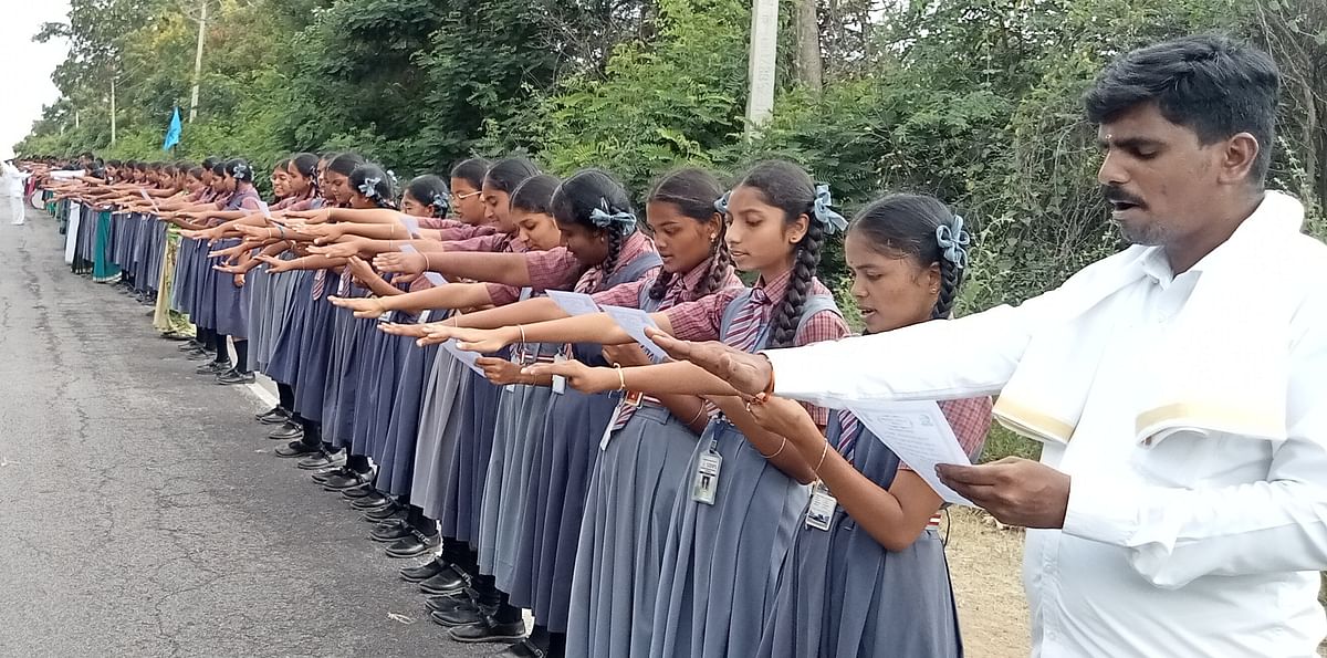 ಸಂತೇಮರಹಳ್ಳಿಯಲ್ಲಿ ನಡೆದ ವಿಶ್ವ ಪ್ರಜಾಪ್ರಭುತ್ವ ದಿನಾಚರಣೆ ಅಂಗವಾಗಿ ಯಳಂದೂರು ಪಟ್ಟಣದ ಎಸ್‌ಡಿವಿಎಸ್ ಶಾಲಾ ವಿದ್ಯಾರ್ಥಿಗಳು ಸಂವಿಧಾನ ಪೀಠಿಕೆ ವಾಚನ ಮಾಡಿದರು.