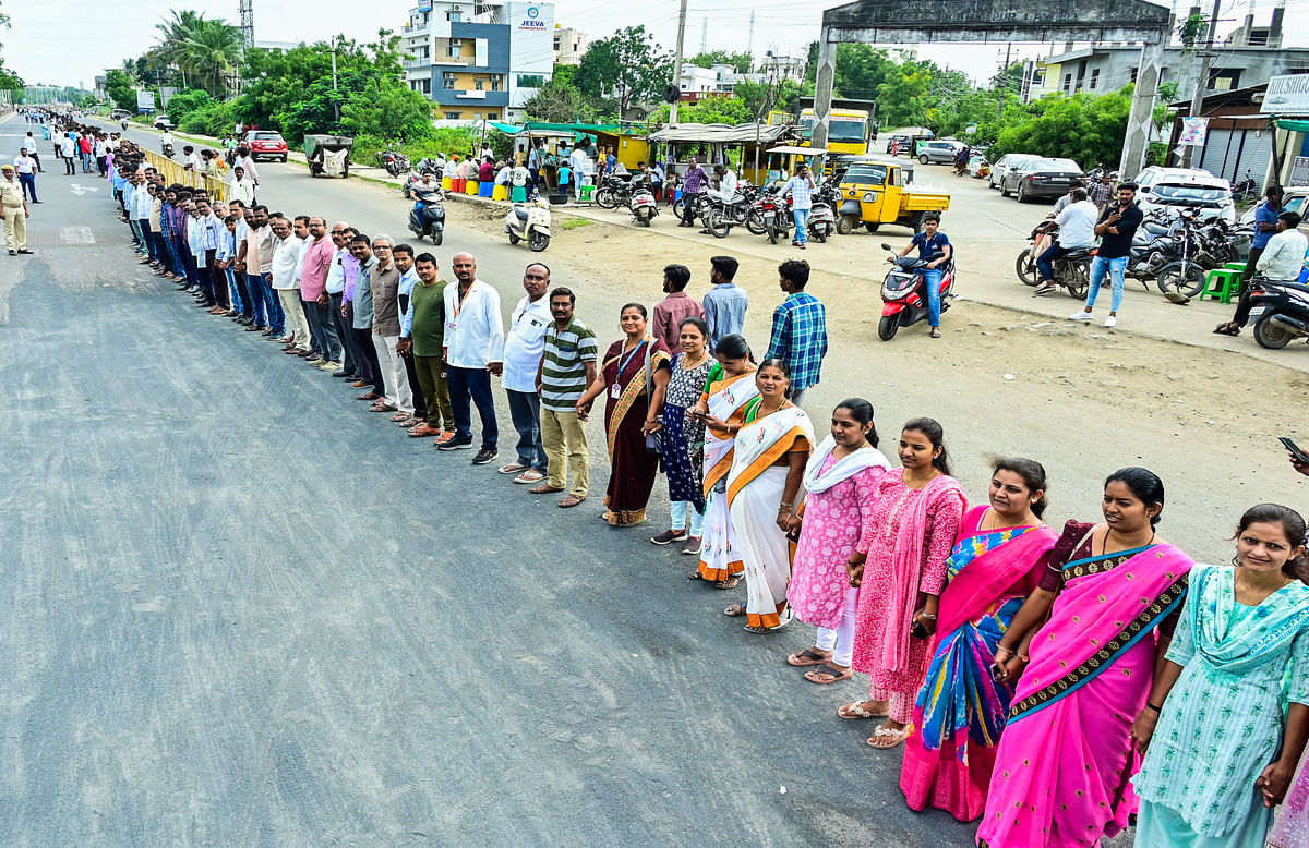 ಕಲಬುರಗಿಯಲ್ಲಿ ಭಾನುವಾರ ಅಂತರರಾಷ್ಟ್ರೀಯ ಪ್ರಜಾಪ್ರಭುತ್ವ ದಿನಾಚರಣೆಯ ಅಂಗವಾಗಿ ನಡೆದ ಅಭಿಯಾನದಲ್ಲಿ ಮಾನವ ಸರಪಳಿ ರಚಿಸಿದ ಸಾರ್ವಜನಿಕರು                        ಪ್ರಜಾವಾಣಿ ಚಿತ್ರ: ತಾಜುದ್ದೀನ್‌ ಆಜಾದ್‌