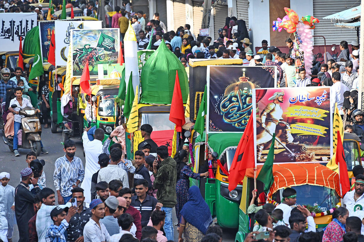 ಬೆಂಗಳೂರಿನ ಟ್ಯಾನರಿ ರಸ್ತೆಯಲ್ಲಿ ಸೋಮವಾರ ಮುಸ್ಲಿಮರು ಪ್ರವಾದಿ ಮುಹಮ್ಮದ್ ಅವರ ಜನ್ಮದಿನದ ಪ್ರಯುಕ್ತ ಮೆರವಣಿಗೆ ನಡೆಸಿದರು 