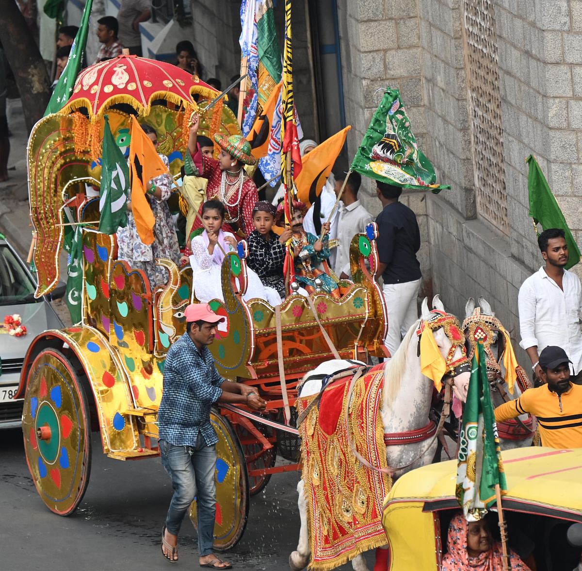 ಈದ್ ಮಿಲಾದ್ ಪ್ರಯುಕ್ತ ಮಕ್ಕಳು ವಿವಿಧ ವೇಷ ಧರಿಸಿ ಕುದುರೆ ಗಾಡಿಯಲ್ಲಿ ಪ್ರಯಾಣಿಸಿ ಸಂಭ್ರಮಿಸಿದರು