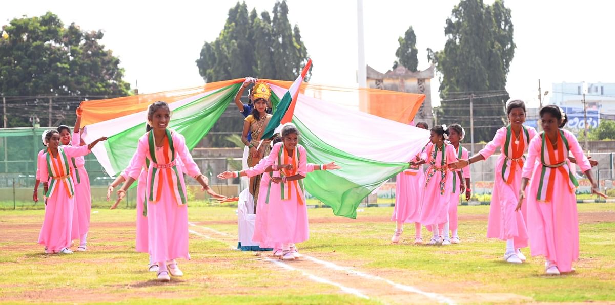 ವಿದ್ಯಾರ್ಥಿಗಳಿಂದ ನೃತ್ಯ ಪ್ರದರ್ಶನ