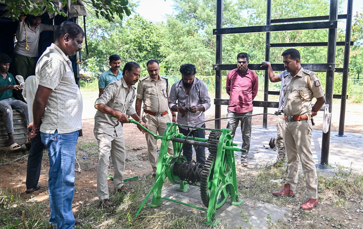 ಬನ್ನಿಮಂಟಪದಲ್ಲಿ ಮರದ ಅಂಬಾರಿ ಇಳಿಸಲು ಹಗ್ಗ ಸುತ್ತುವ ಯಂತ್ರವನ್ನು ಮಂಗಳವಾರ ಅಳವಡಿಸಲಾಯಿತು. ಎಸಿಪಿ ಚಂದ್ರಶೇಖರ್ ಇನ್‌ಸ್ಪೆಕ್ಟರ್ ಆನಂದಕುಮಾರ್ ಅಕ್ರಮ್ ಪಾಲ್ಗೊಂಡಿದ್ದರು