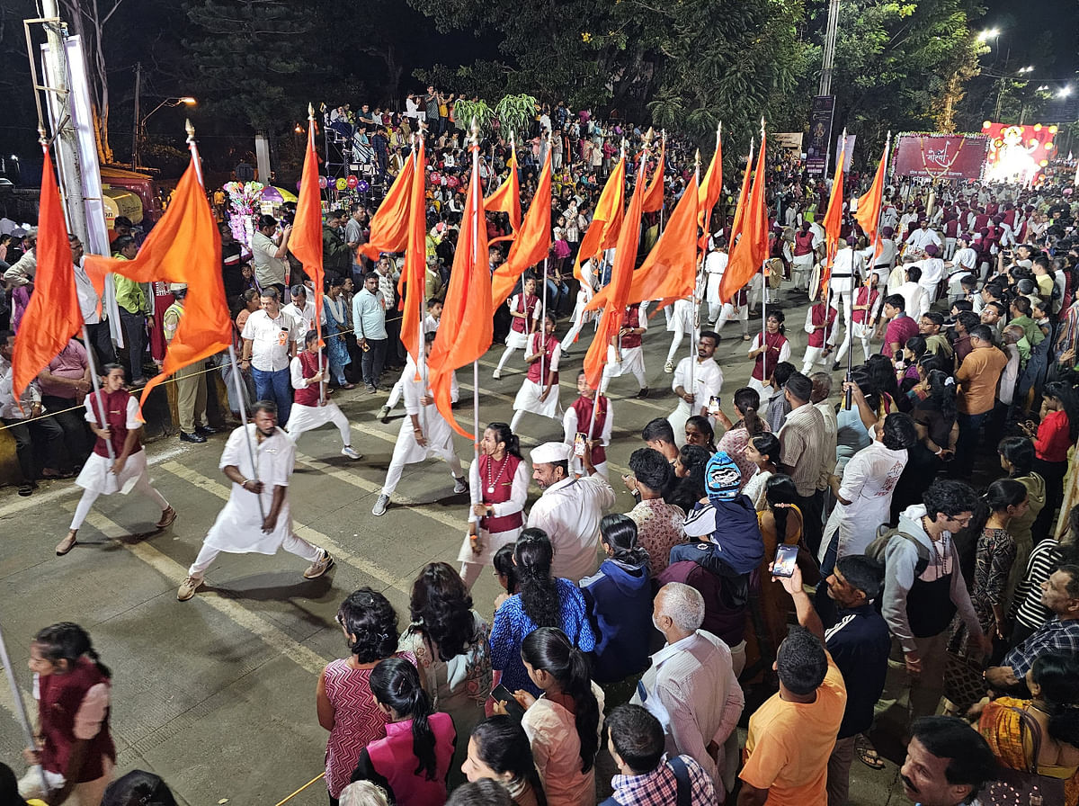 ಬೆಳಗಾವಿಯ ಧರ್ಮವೀರ ಸಂಭಾಜಿ ವೃತ್ತದಲ್ಲಿ ಮಂಗಳವಾರ ರಾತ್ರಿ ಗಣೇಶ ಮೂರ್ತಿಗಳ ವಿಸರ್ಜನಾ ಮೆರವಣಿಯಲ್ಲಿ ಯುವಜನರ ನೃತ್ಯ ಗಮನ ಸೆಳೆಯಿತು