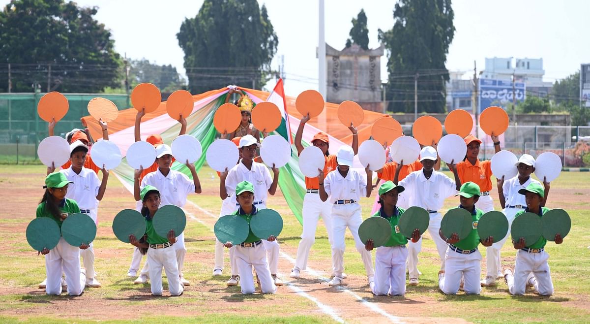 ವಿದ್ಯಾರ್ಥಿಗಳಿಂದ ನೃತ್ಯ ಪ್ರದರ್ಶನ