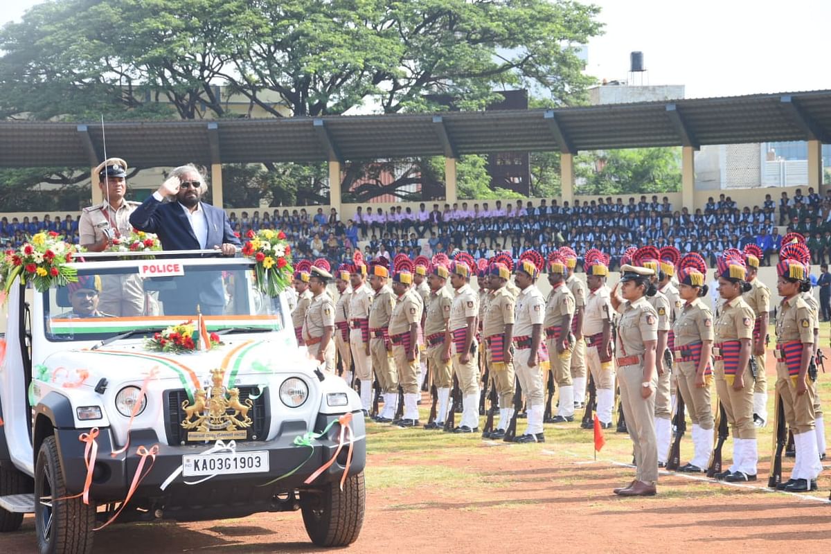 ಸಚಿವ ಈಶ್ವರ ಖಂಡ್ರೆ ಅವರು ತೆರೆದ ಜೀಪಿನಲ್ಲಿ ತೆರಳಿ ಗೌರವ ವಂದನೆ ಸ್ವೀಕರಿಸಿದರು.