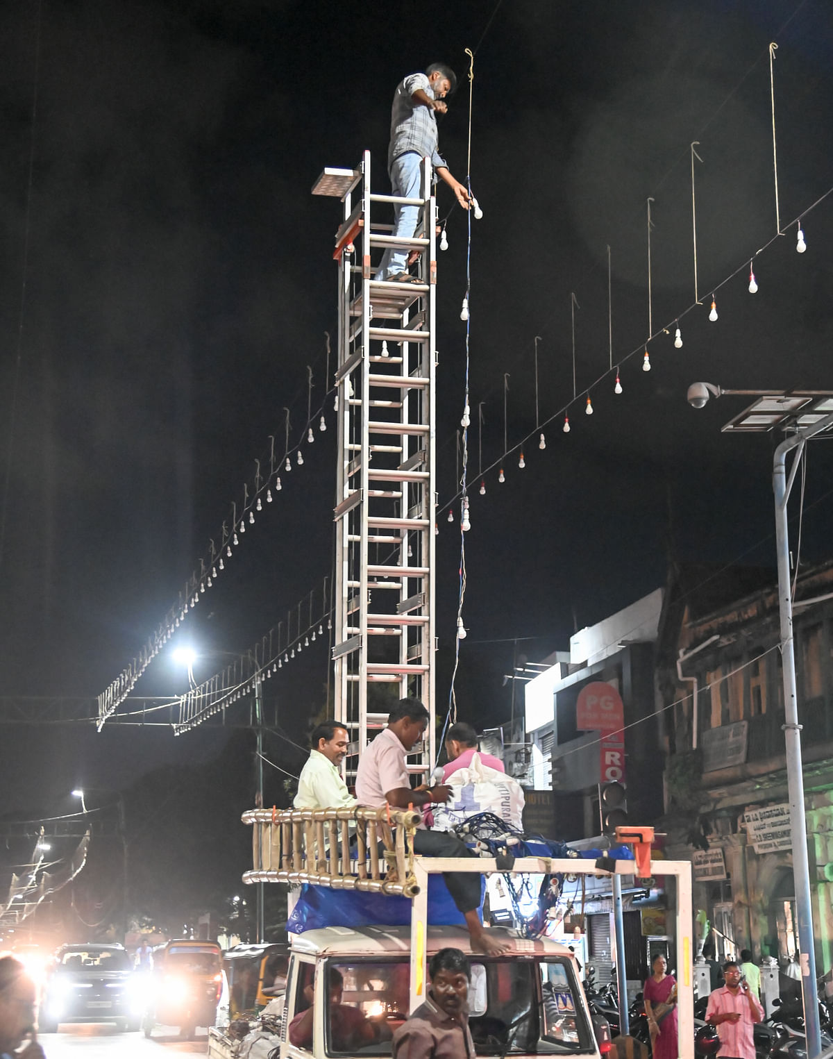 ಸಯ್ಯಾಜಿರಾವ್‌ ರಸ್ತೆಯಲ್ಲಿ ದೀಪಾಲಂಕಾರ ಸಿದ್ಧತೆಯು ಬಿರುಸಿನಿಂದ ಸಾಗಿದ್ದು ಕಾರ್ಮಿಕರೊಬ್ಬರು ಬಲ್ಬ್‌ ಅಳವಡಿಸುತ್ತಿರುವ ದೃಶ್ಯ 