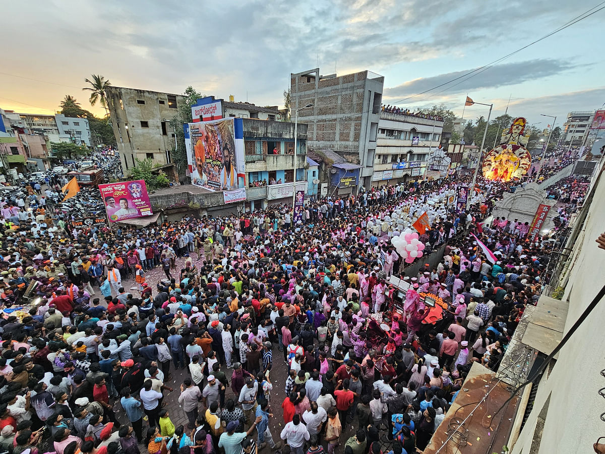 <div class="paragraphs"><p>ಬೆಳಗಾವಿಯ ಶ್ಯಾಮಪ್ರಸಾದ್‌ ಮುಖರ್ಜಿ (ಎಸ್‌ಪಿಎಂ) ರಸ್ತೆಯಲ್ಲಿ ಬುಧವಾರ ಸಂಜೆಯೂ ಮುಂದುವರಿದ ಗಣೇಶ ಮೂರ್ತಿಗಳ ವಿಸರ್ಜನಾ ಮೆರವಣಿಗೆಯಲ್ಲಿ ಅಪಾರ ಸಂಖ್ಯೆಯ ಜನ ಸೇರಿದರು. ನಿರಂತರ 30 ತಾಸು ಮೆರವಣಿಗೆ ನಡೆಯಿತು</p><p></p></div>