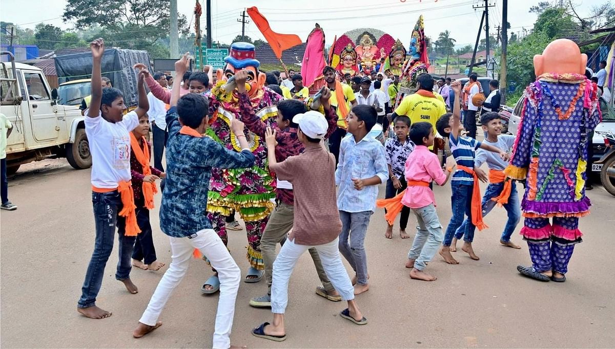 ಹೆತ್ತೂರು ಗಣಪತಿ ಸೇವಾ ಸಮಿತಿಯಿಂದ ಗ್ರಾಮದಲ್ಲಿ ಪ್ರತಿಷ್ಠಾಪಿಸಿದ್ದ ಗೌರಿ–ಗಣೇಶ ವಿಗ್ರಹದ ಮೆರವಣಿಗೆಯಲ್ಲಿ ಕುಣಿದು ಕುಪ್ಪಳಿಸಿದ ಯುವಕರು