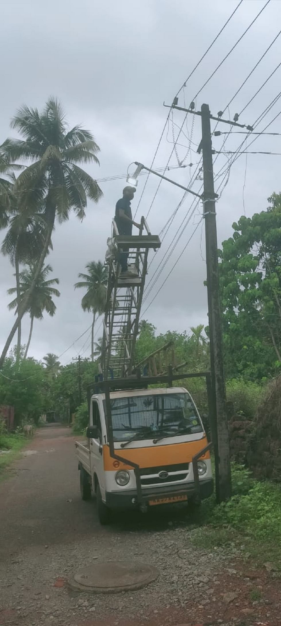 ಪಟ್ಟಣದ ಪುರಸಭೆಯಿಂದ ಬೀದಿ ದೀಪ ಸರಿಪಡಿಸುವ ಸಾಂದರ್ಭಿಕ ದೃಶ್ಯ