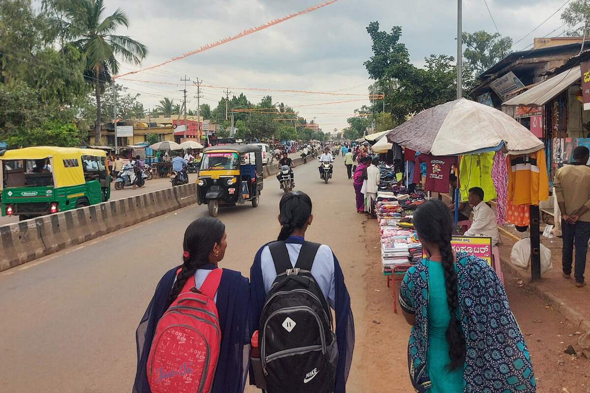 ಬಾದಾಮಿಯ ರಾಜ್ಯ ಹೆದ್ದಾರಿಯಲ್ಲೇ ಅಂಗಡಿಗಳು ಹಾಗೂ ಪಾದಚಾರಿಗಳ ಸಂಚಾರ