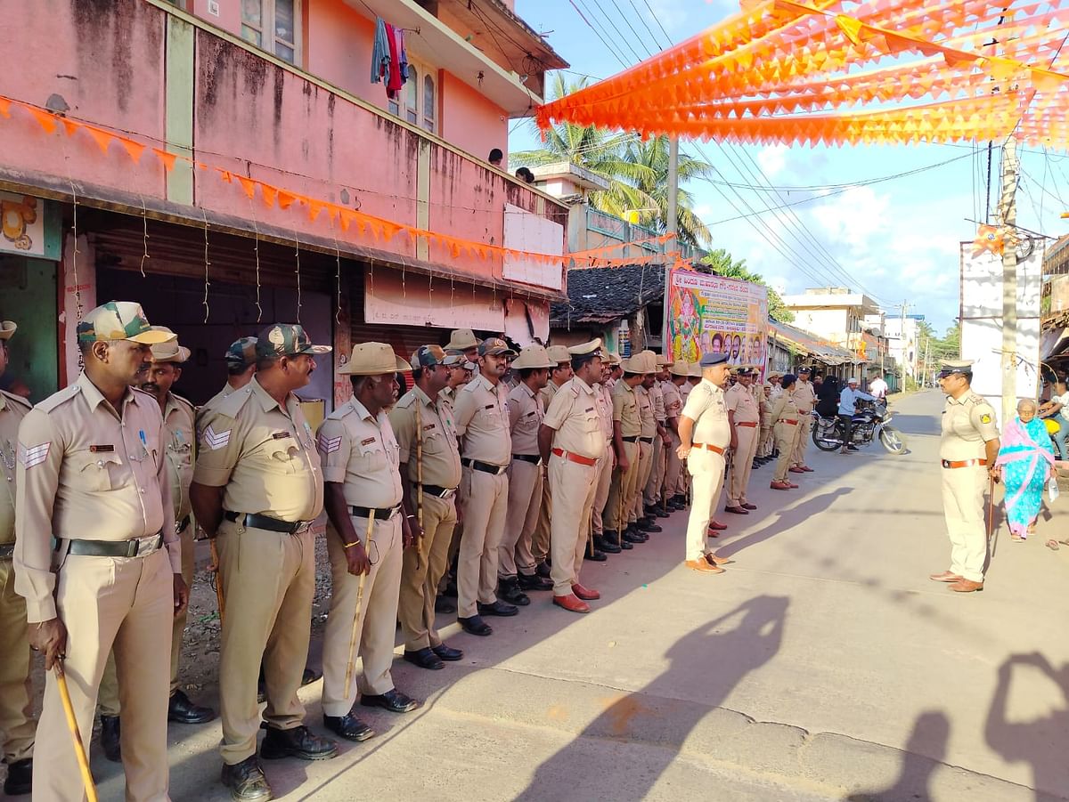 ಹೊನ್ನಾಳಿ ಪಟ್ಟಣದ ಶ್ರೀ ಹಳದಮ್ಮ ದೇವಿ ದೇವಸ್ಥಾನದಲ್ಲಿ ಪ್ರತಿಷ್ಠಾಪಿಸಲಾಗಿರುವ ಹಿಂದೂ ಮಹಾ ಗೌರಿ ಗಣೇಶನ ಮೂರ್ತಿಗಳನ್ನು ಭಾನುವಾರ ವಿಸರ್ಜನೆ ಮಾಡುವ ಹಿನ್ನೆಲೆಯಲ್ಲಿ ಸಿಪಿಐ ಸುನೀಲ್‌ಕುಮಾರ್ ನೇತೃತ್ವದಲ್ಲಿ ಪಟ್ಟಣದ ಪ್ರಮುಖ ಬೀದಿಗಳಲ್ಲಿ ಪಥ ಸಂಚಲನ ಹಮ್ಮಿಕೊಳ್ಳಲಾಗಿತ್ತು. 