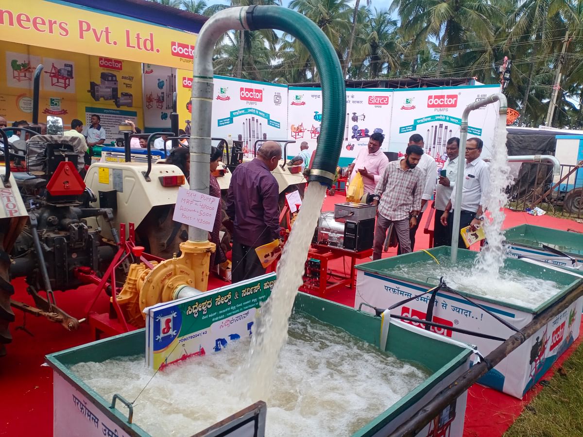 ಧಾರವಾಡದಲ್ಲಿ ಆಯೋಜಿಸಿರುವ ಕೃಷಿ ಮೇಳದಲ್ಲಿ ರೈತರ ಗಮನ ಸೆಳೆದಿರುವ ಟ್ರ್ಯಾಕ್ಟರ್‌ ಎಂಜಿನ್‌ ಆಧಾರಿತ ಮೋಟರ್‌ ಪಂಪ್‌ಗಳು