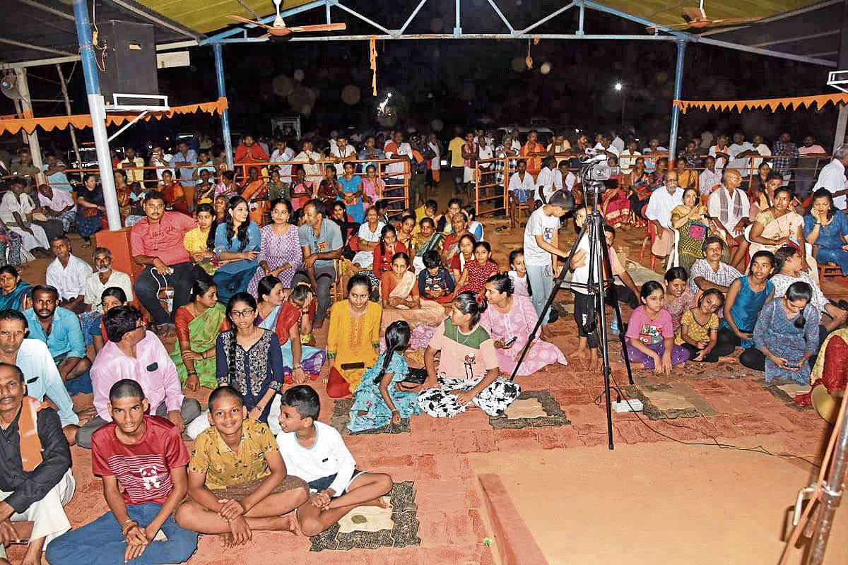 ಹರಕೆಯ ಆಟ ನೋಡಲು ಸೇರಿದ ನೂರಾರು ಜನ