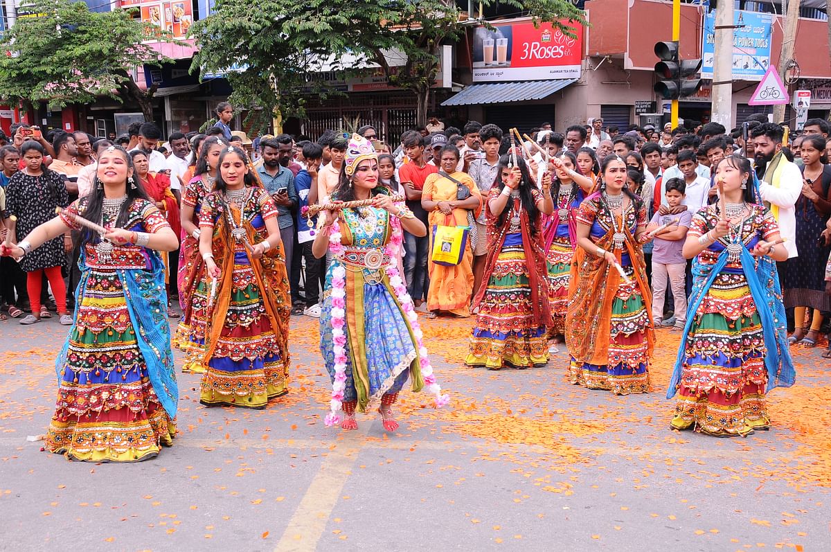 ಮಹಾಗಣಪತಿ ವಿಸರ್ಜನಾ ಮೆರವಣಿಗೆಯಲ್ಲಿ ಗಮನ ಸೆಳೆದ ಕೋಲಾಟ ಪ್ರದರ್ಶನ