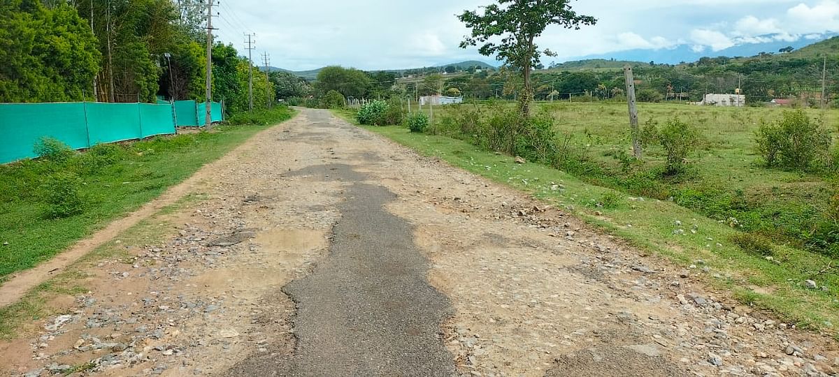 ಗುಂಡ್ಲುಪೇಟೆ ತಾಲ್ಲೂಕಿನ ಮಂಗಲ ಗ್ರಾಮದ ಸಂಪರ್ಕ ರಸ್ತೆ