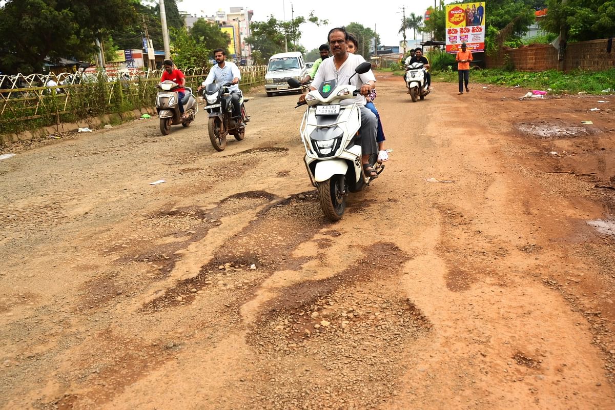 ಮಳೆಗೆ ಕಿತ್ತು ಹೋದ ರಸ್ತೆಗಳಲ್ಲಿ ಗುಂಡಿಗಳೋ ಗುಂಡಿಗಳು
–ಪ್ರಜಾವಾಣಿ ಚಿತ್ರಗಳು: ಲೋಕೇಶ ವಿ. ಬಿರಾದಾರ