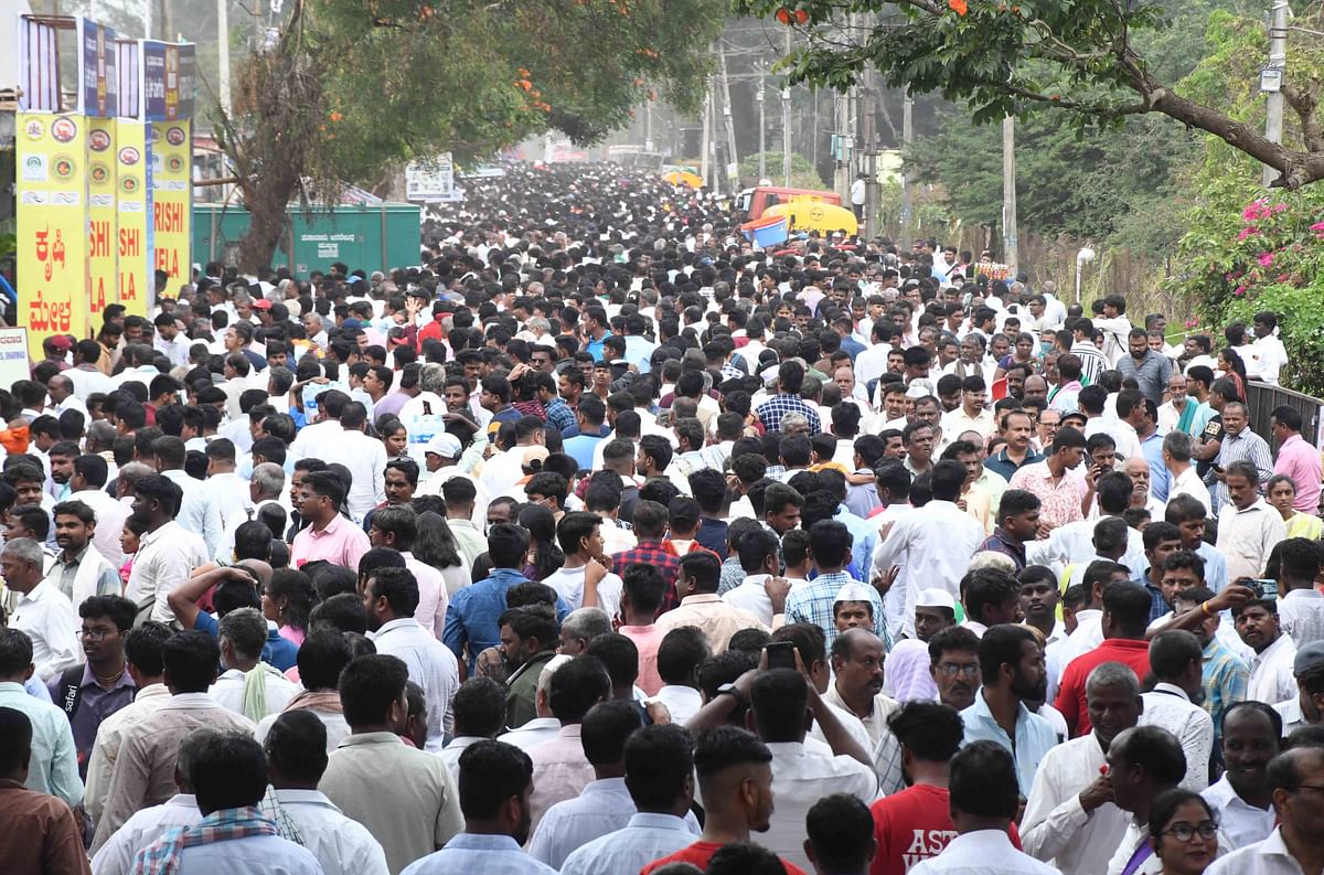 ಧಾರವಾಡದ ಕೃಷಿ ವಿಶ್ವವಿದ್ಯಾಲಯದ ಆವರಣದಲ್ಲಿ ಆಯೋಜಿಸಿರುವ ಕೃಷಿ ಮೇಳದಲ್ಲಿ ಭಾನುವಾರ ಪಾಲ್ಗೊಂಡಿದ್ದ ಜನಸ್ತೋಮ ಪ್ರಜಾವಾಣಿ ಚಿತ್ರ ಬಿ.ಎಂ.ಕೇದಾರನಾಥ