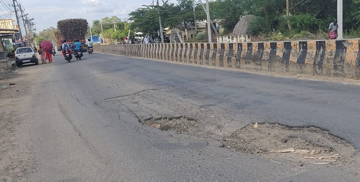 ಯಳಂದೂರು ಪಟ್ಟಣದ ನಡುವೆ ಹಾದು ಹೋಗಿರುವ ರಾಷ್ಟೀಯ ಹೆದ್ದಾರಿಯಲ್ಲಿ ಗುಂಡಿ ಬಿದ್ದಿರುವುದು