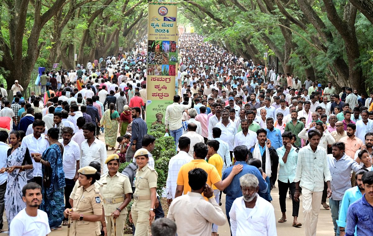 ಧಾರವಾಡದ ಕೃಷಿ ವಿಶ್ವವಿದ್ಯಾಲಯದ ಆವರಣದಲ್ಲಿ ಆಯೋಜಿಸಿರುವ ಕೃಷಿ ಮೇಳದಲ್ಲಿ ಭಾನುವಾರ ಪಾಲ್ಗೊಂಡಿದ್ದ ಜನಸ್ತೋಮ ಪ್ರಜಾವಾಣಿ ಚಿತ್ರ ಗೋವಿಂದರಾಜ ಜವಳಿ